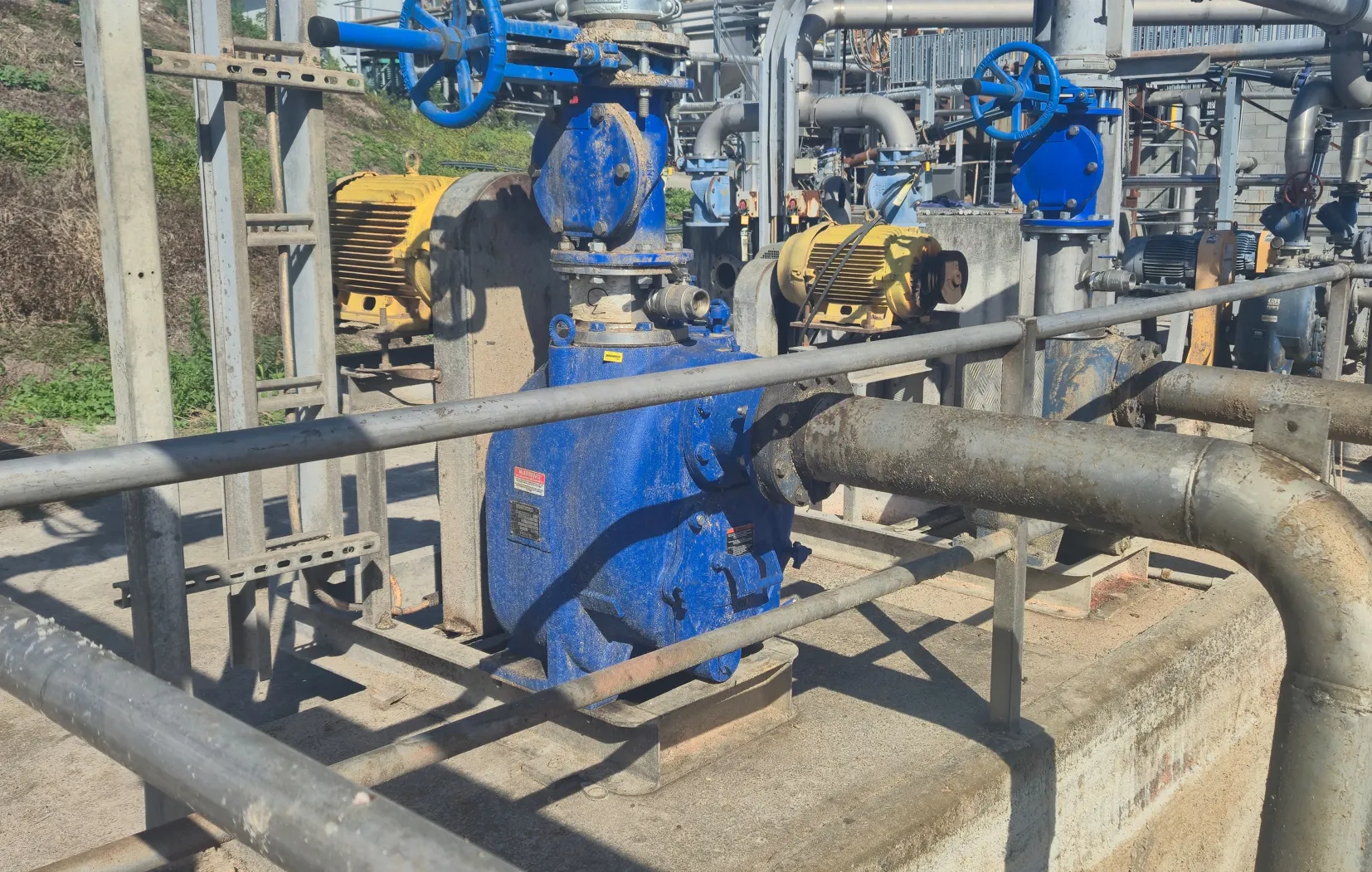 Heavy-duty WSP self-priming pump with a rugged ductile iron casing for industrial solids handling.