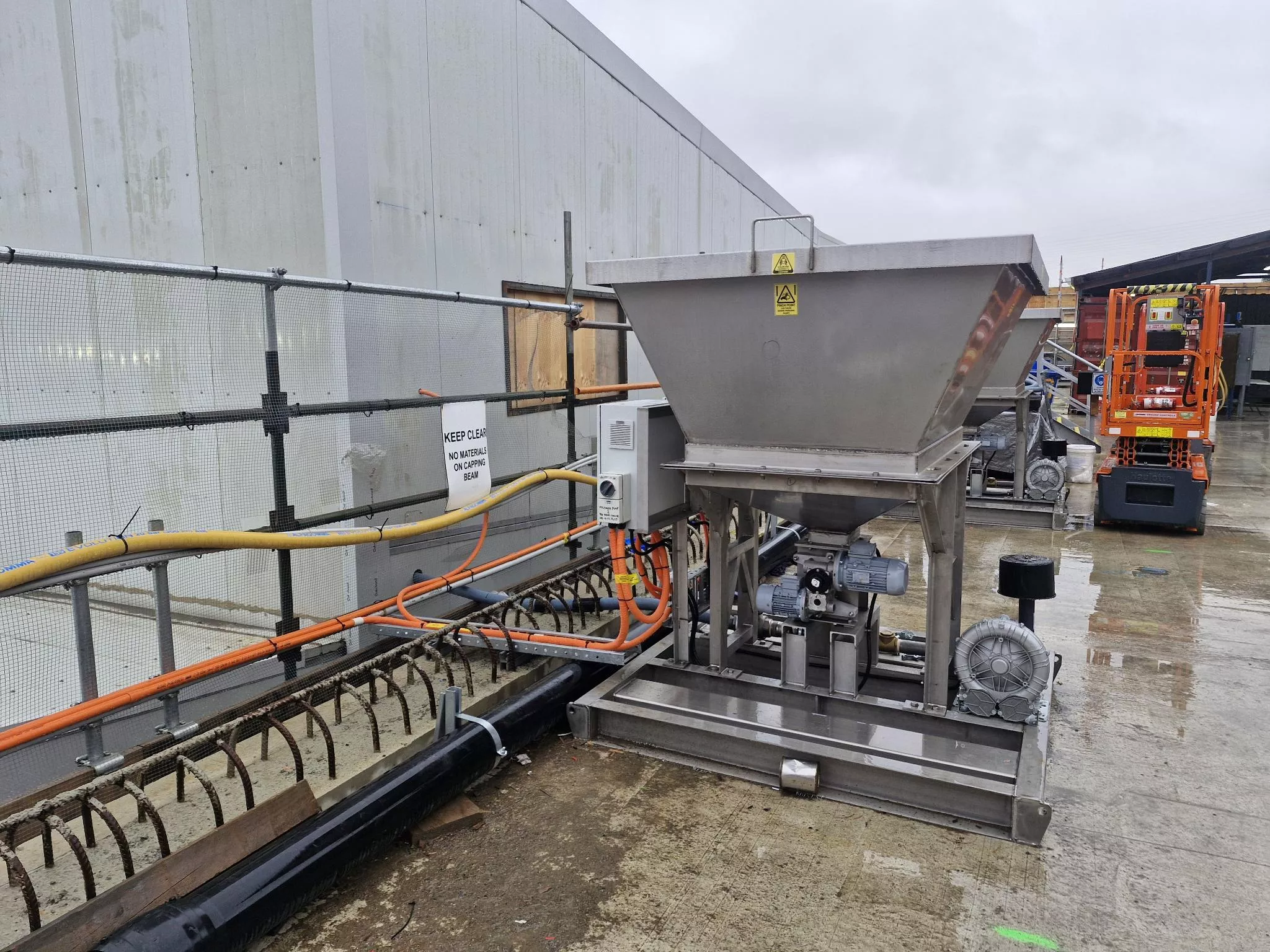 Single hopper powder dosing unit installed in tunnelling site for TBM tunnel material handling.